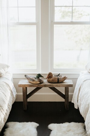 4 室のベッドルーム、WiFi (無料)、ベッドシーツ