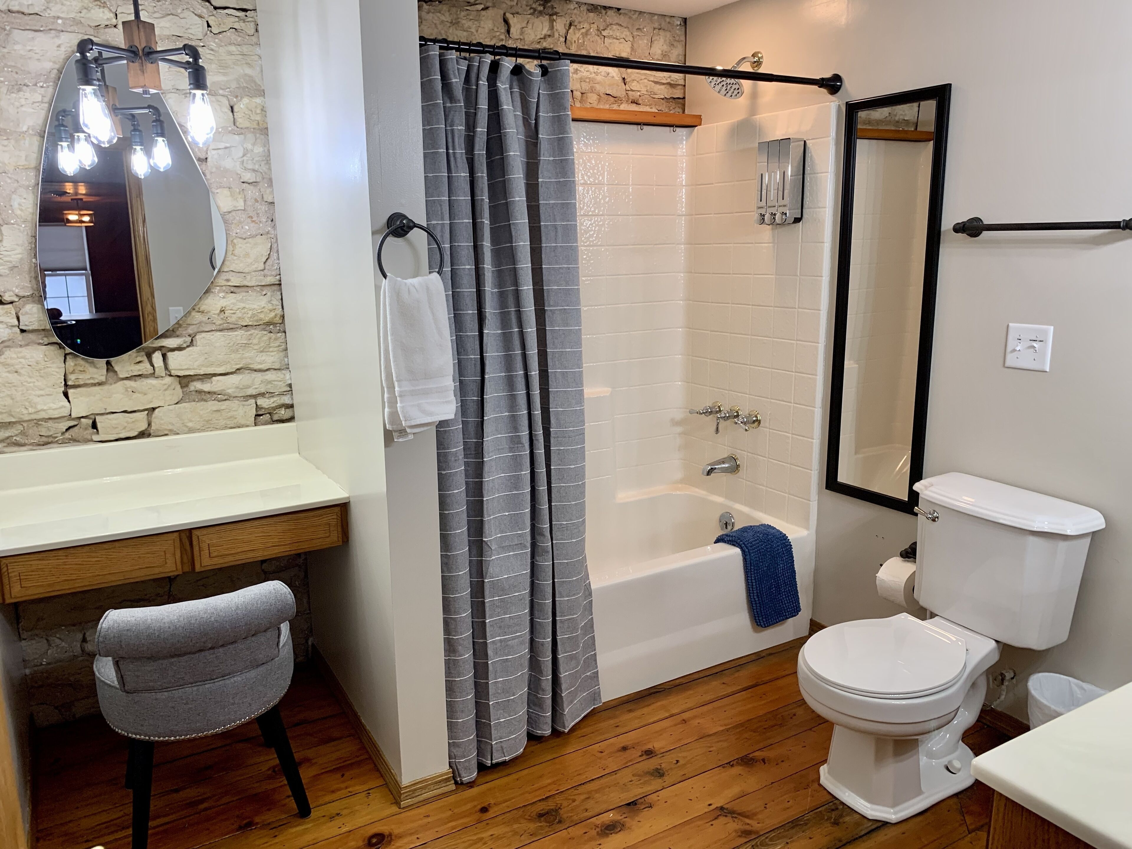 River Rock Inn-Villa #1 - Hot Tub - Beach - River View