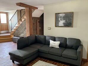 TV connectée, cheminée, baby-foot, livres