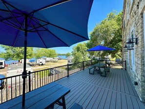 Outdoor dining - Riverview Villa - Hot Tub - Beach - River Views (Bellevue)