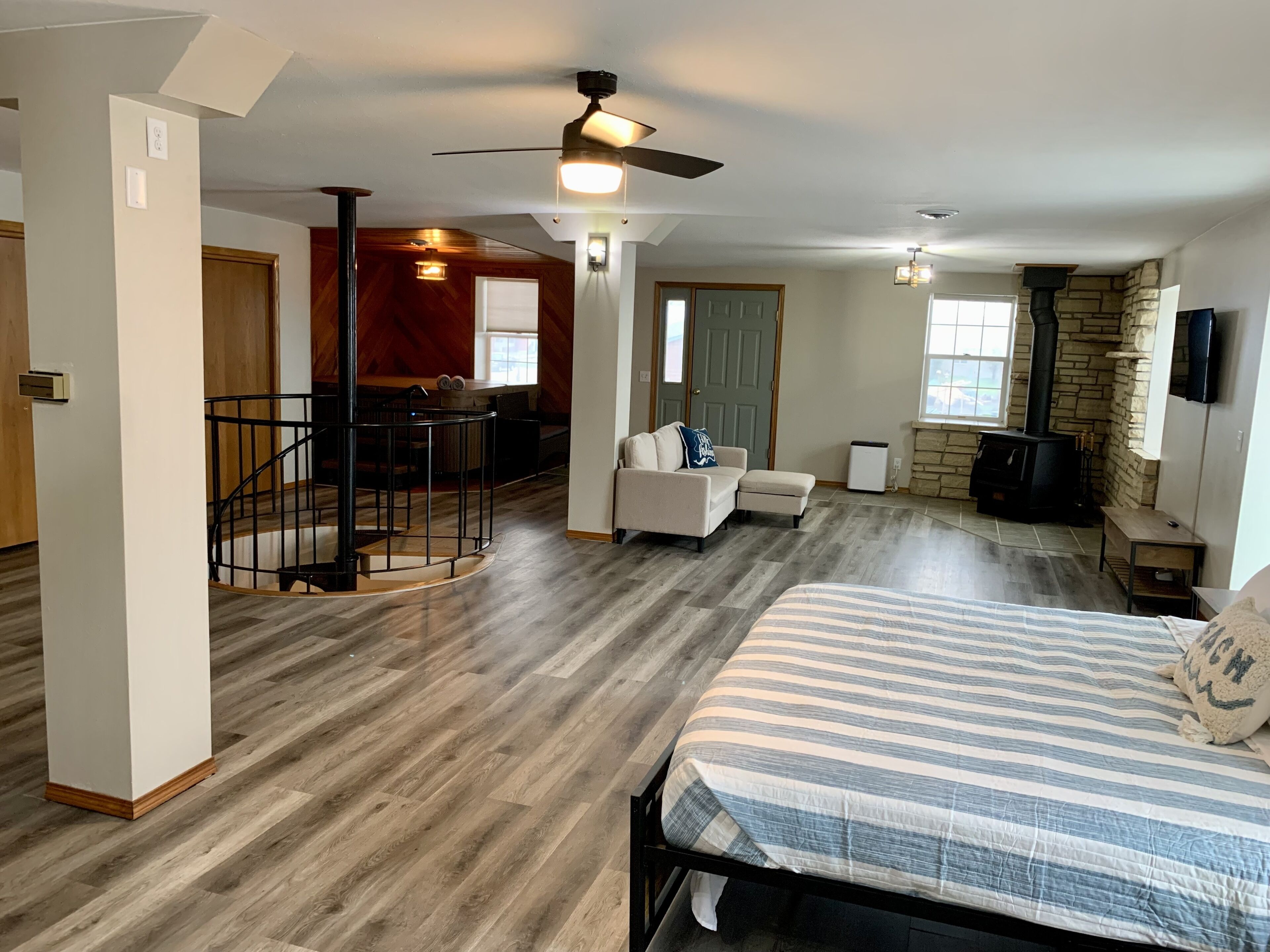 River Rock Inn-Villa #1 - Hot Tub - Beach - River View