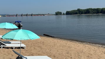 Beach nearby, sun-loungers, beach towels