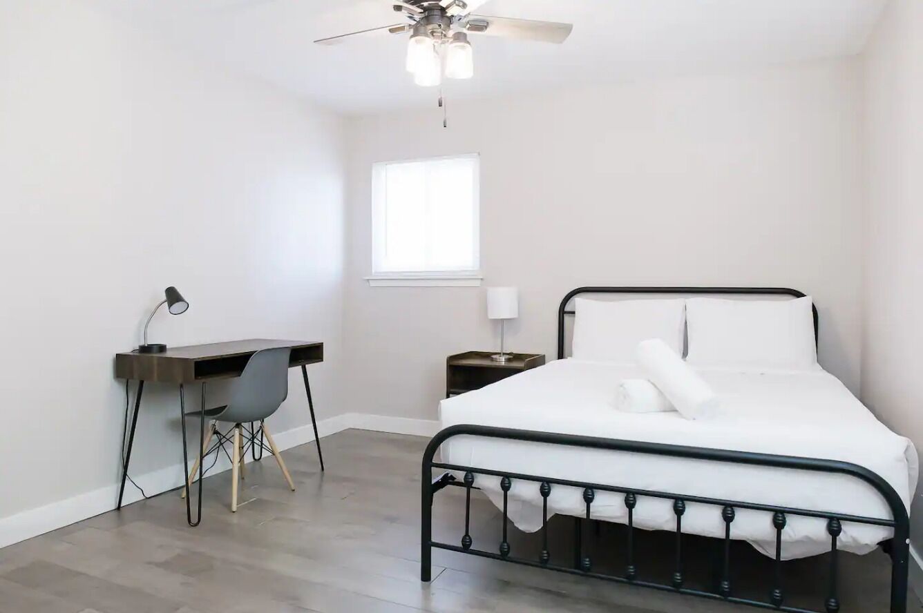 Urban & Comfy SoCo Getaway ~ Queen Bed ~ Parking!