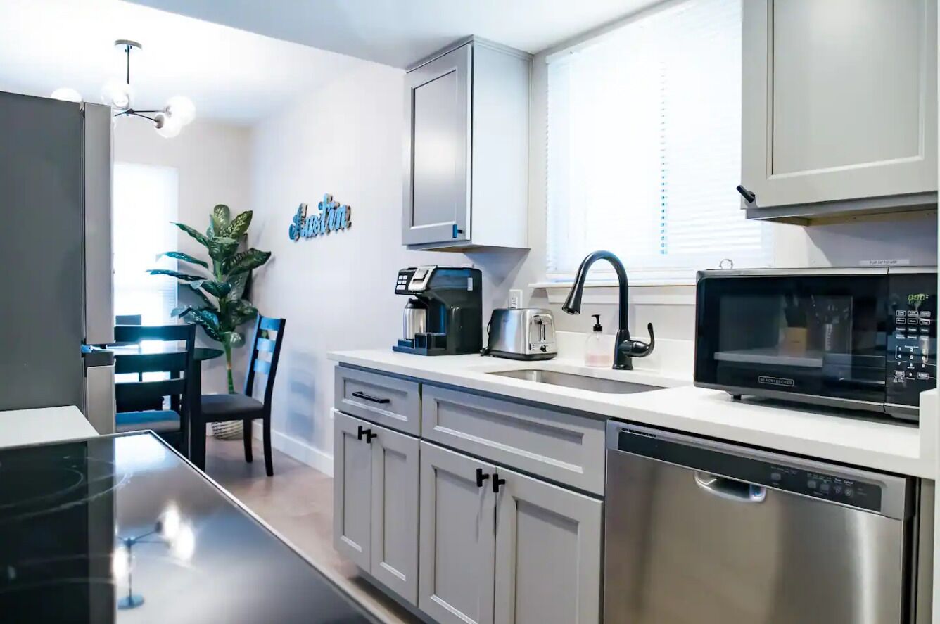 Urban & Comfy SoCo Getaway ~ Queen Bed ~ Parking!