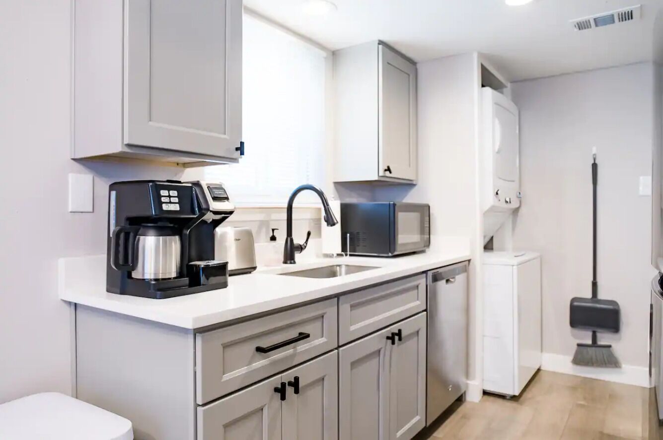 Urban & Comfy SoCo Getaway ~ Queen Bed ~ Parking!