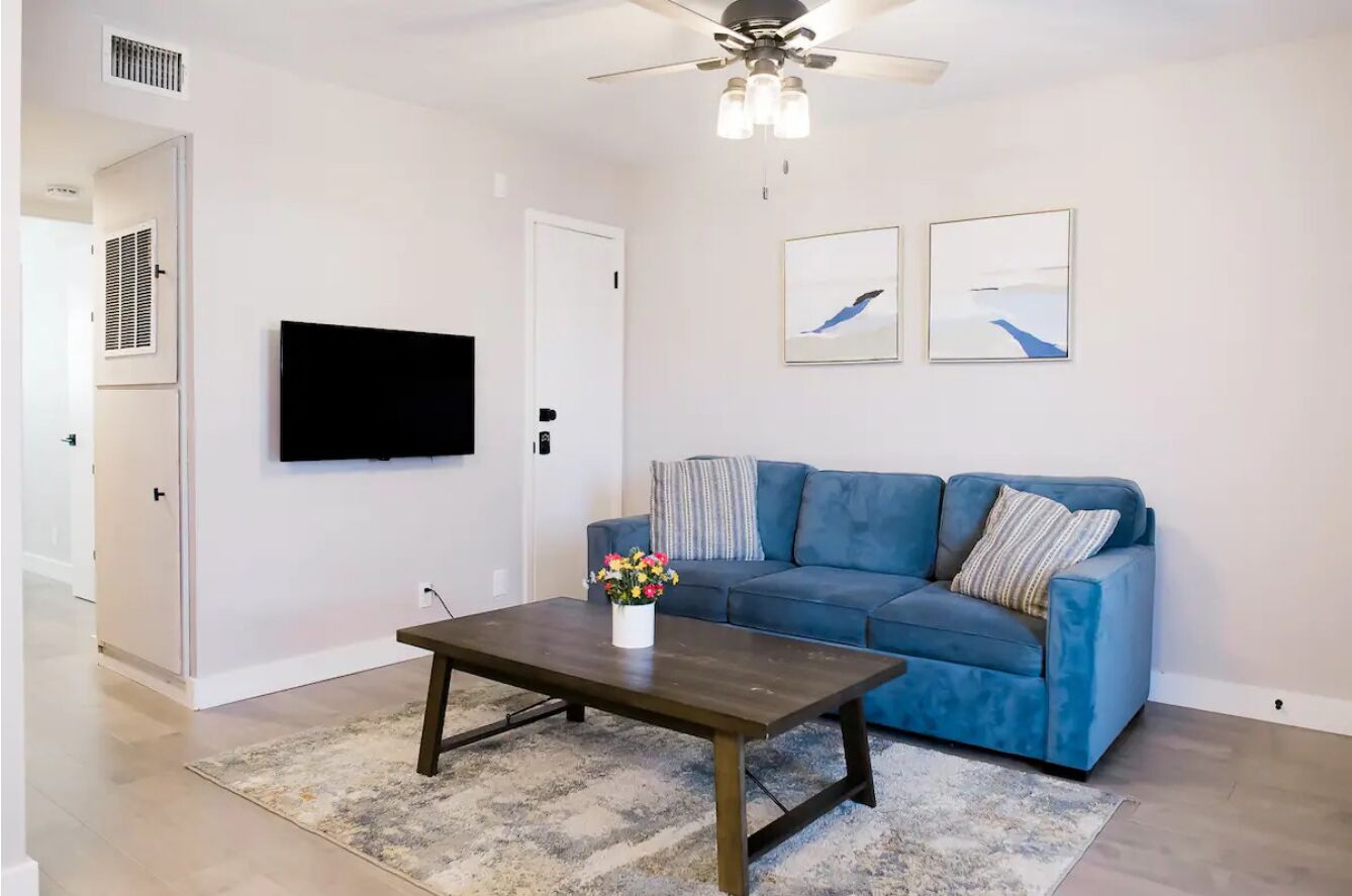 Urban & Comfy SoCo Getaway ~ Queen Bed ~ Parking!