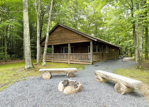 Property grounds - Luxurious Lake View Log Cabin with Fire Pit in the Poconos (Stroudsburg)