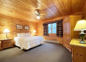 2 bedrooms, iron/ironing board, WiFi, bed sheets - Luxurious Lake View Log Cabin with Fire Pit in the Poconos (Stroudsburg)