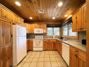 Kühlschrank, Mikrowelle, Ofen, Wasserkocher mit Kaffee-/Teezubehör