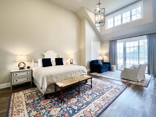 Romantic Couples Suite in the Poconos with Jetted Tub