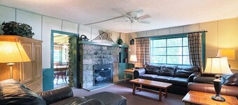 Charming 3 BR Farmhouse in the Poconos on Private Resort