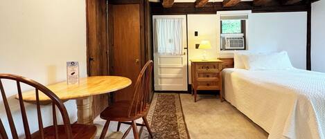 Een strijkplank/strijkijzer, wifi, beddengoed