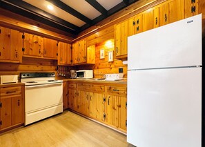 Réfrigérateur, micro-ondes, four, cafetière/bouilloire