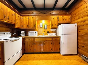 Een koelkast, een microgolfoven, een oven