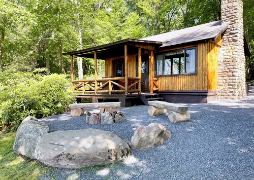 Charming Lake Front Log Cabin with Fire Pit in the Poconos