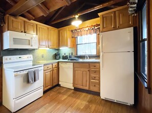 Kühlschrank, Mikrowelle, Ofen, Wasserkocher mit Kaffee-/Teezubehör