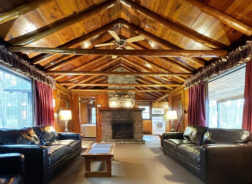 Charming Lake Front Log Cabin with Fire Pit in the Poconos