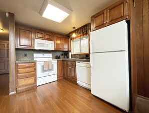 Kühlschrank, Mikrowelle, Ofen, Wasserkocher mit Kaffee-/Teezubehör