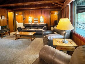 Smart TV, fireplace - Charming Lake Front Log Cabin with Fire Pit in the Poconos (Stroudsburg)