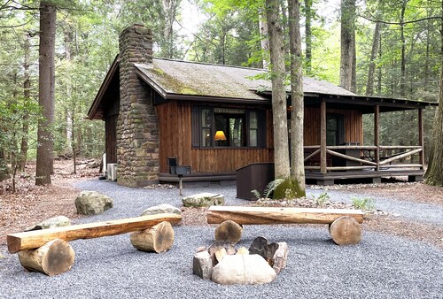 Charming Lake Front Log Cabin with Fire Pit in the Poconos