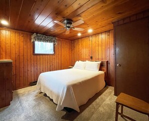 2 bedrooms, iron/ironing board, free WiFi, bed sheets - Charming 2 BR Log Cabin in the Poconos (Stroudsburg)