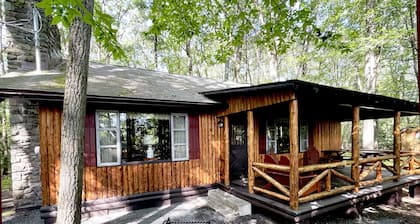 Charming 3 BR Log Cabin in the Poconos
