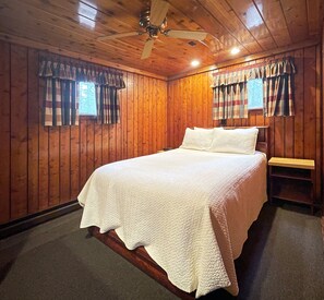 3 bedrooms, iron/ironing board, WiFi, bed sheets - Charming 3 BR Log Cabin in the Poconos (Stroudsburg)