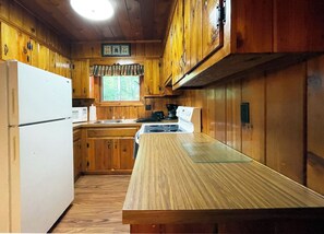 Køleskab, mikrobølgeovn, ovn, kaffe-/temaskine