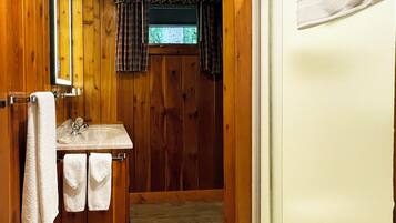 Douche, séchoir à cheveux, serviettes fournies