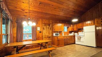 Réfrigérateur, four à micro-ondes, un four, cafetière-théière