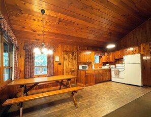 Kjøleskap, mikrobølgeovn, ovn og kaffetrakter/tekoker