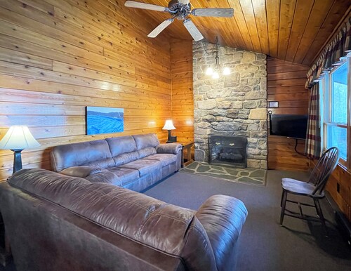 Charming Lake View Cabin in the Poconos on Private Resort