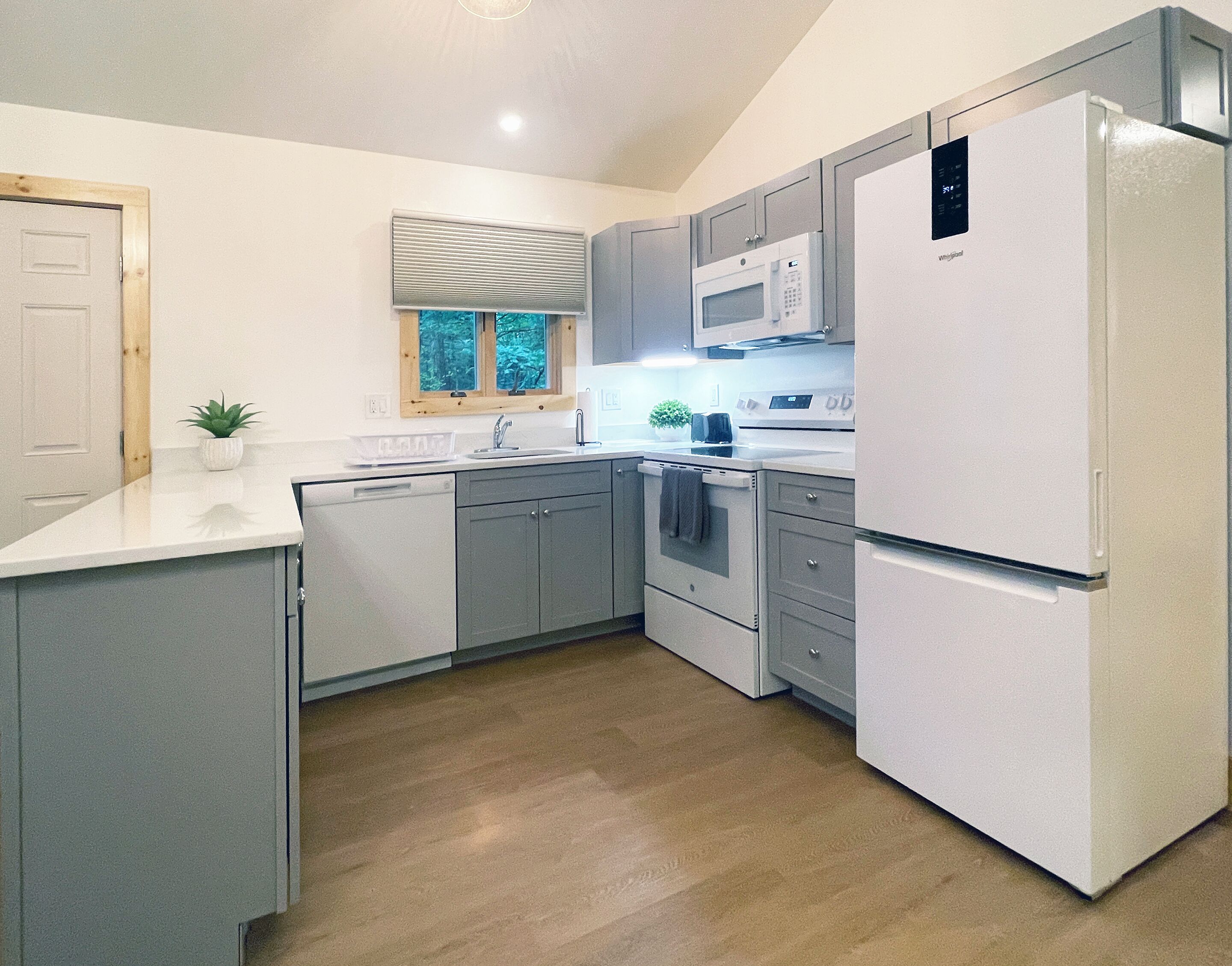 Fridge, microwave, oven, coffee/tea maker