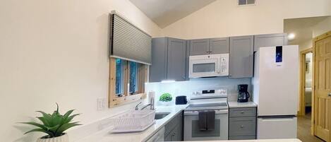 Kühlschrank, Mikrowelle, Ofen, Wasserkocher mit Kaffee-/Teezubehör