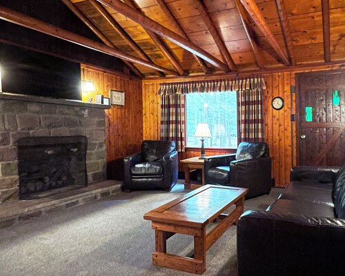 Charming 2 BR Log Cabin in the Poconos