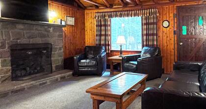 Charming 2 BR Log Cabin in the Poconos