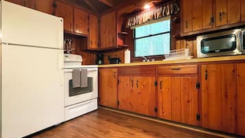 Réfrigérateur, four à micro-ondes, un four, cafetière-théière