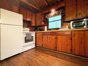 Kjøleskap, mikrobølgeovn, ovn og kaffetrakter/tekoker