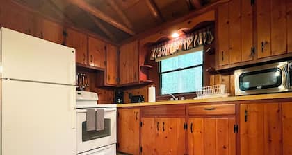 Charming 2 BR Log Cabin in the Poconos