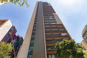 A tall, modern building with multiple balconies and a clear sky. - Vossa Bossa Think Republica (São Paulo)