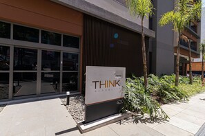 A modern building with a sign reading "THINK REPUBLICA" and the number 420. - Vossa Bossa Think Republica (São Paulo)