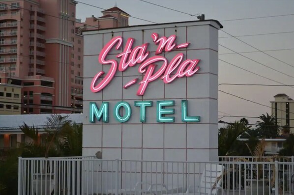 Exterior detail - Pool - Free Parking - Apartment - 500 Feet from Beach (Clearwater)