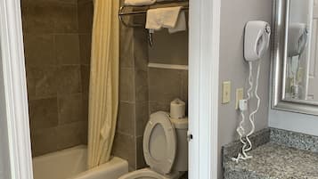 Basic-Doppelzimmer, 2 Doppelbetten, Nichtraucher | Badezimmer | Dusche, Hydromassagedusche, Handtücher