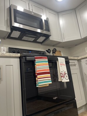 Private kitchen - Cozy 3 bedroom townhome/3 minute from the airport (Kenner)