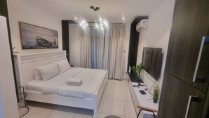 Studio | Laptop workspace, iron/ironing board, free WiFi, individually decorated - The Embassy Gardens luxury suites CPG (Accra)