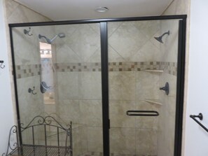 Shower, towels, soap, shampoo - BEACH FRONT CONDO (Orange Beach)