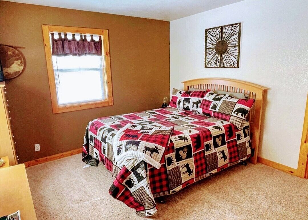 Lakefront Retreat- Cozy and Comfortable- Sleep up to 13! Dog Friendly!