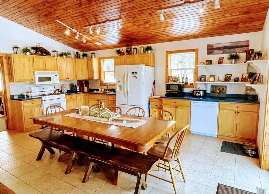 Lakefront Retreat- Cozy and Comfortable- Sleep up to 13! Dog Friendly!