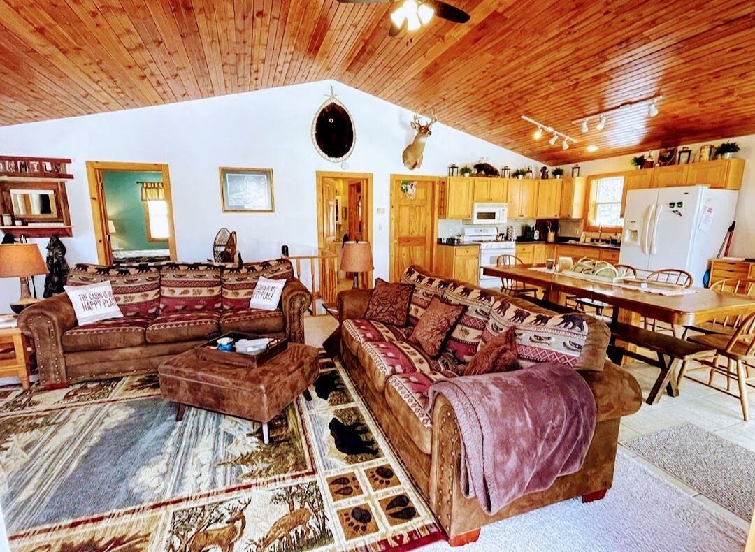 Lakefront Retreat- Cozy and Comfortable- Sleep up to 13! Dog Friendly!