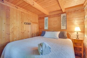 1 bedroom, iron/ironing board, Internet, bed sheets - Gatlinburg Cabin w/ Pool Table ~ 6 Mi to Downtown! (Gatlinburg)